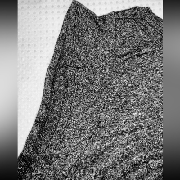 Old Navy Casual Crewneck Tunic with Ruffle Capped Sleeves. Color: B/W  Size:XL - Picture 5 of 8